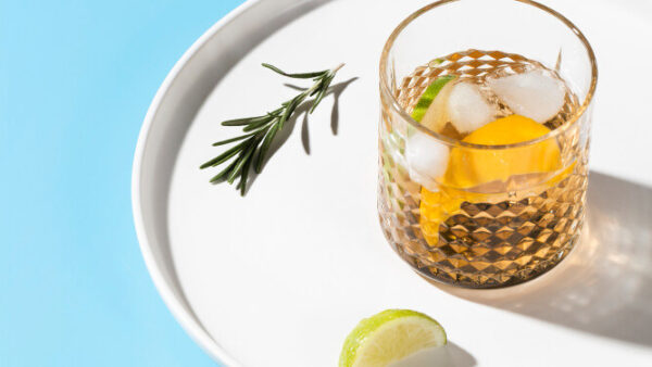 bicchiere da gin tonic particolare con motivo a rilievo